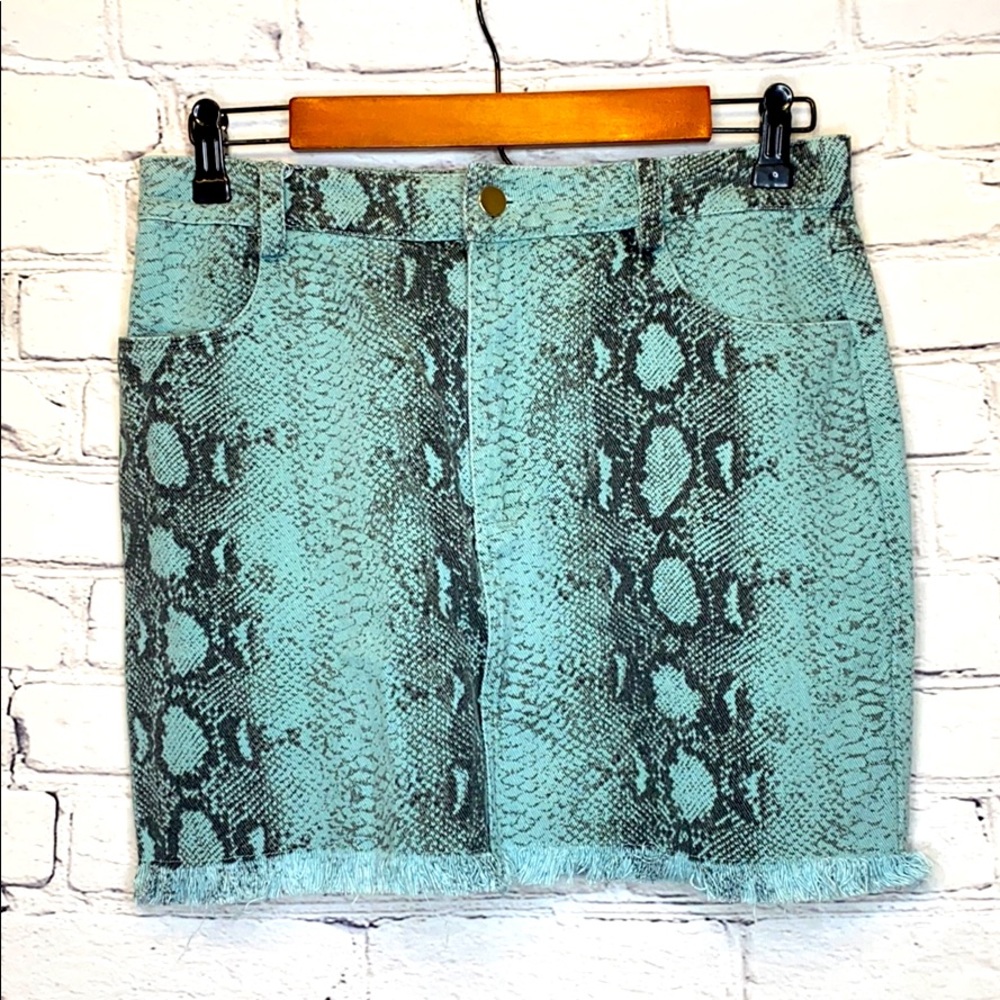 Blue Blush Blue Gray Snake Print Frayed Hem Skirt Size Medium